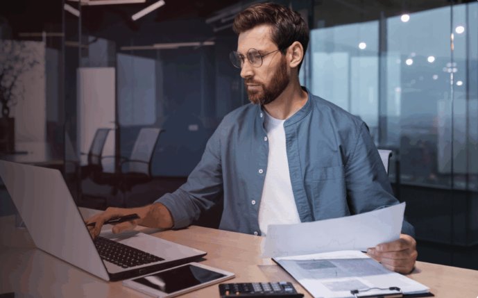 Accountant aan het werk met laptop en documenten